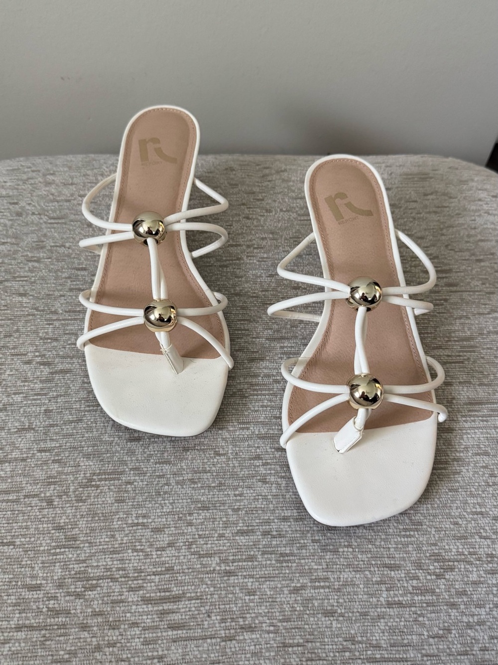 Strapping square toe tong sandals
